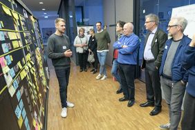 Im Rahmen des Netzwerktreffens fand auch ein geführter Rundgang durch die Räumlichkeiten von "sipgate" statt; Foto: Michael Gstettenbauer