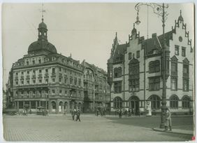 Um 1925: Das Postamt 1 neben dem Hotel "Düsseldorfer Hof", dazwischen: die Kurfürstenstraße; Foto: Stadtarchiv Düsseldorf
