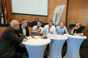 Zum Abschluss des "Tags der Bildung" fand eine Podiumsdiskussion zum Thema "Knackig kurz statt tiefgründig? – Bildung in Zeiten von Youtube, Gaming & Co." statt. Als Diskussionsteilnehmer mit dabei: OB Thomas Geisel und Youtuber Rezo; Foto: Gstettenbau