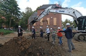 OB Thomas Geisel hat am Mittwoch, 9. September, zusammen mit SWD-Geschäftsführer Dr. Heinrich Labbert und weiteren Projektpartnern den ersten Spatenstich für ein neues Wohnquartier an der Hospitalstraße in Benrath gesetzt. Foto: SWD/Bernd Schaller