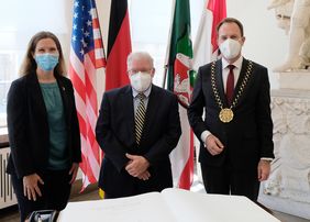 OB Dr. Stephan Keller (r.) empfing am Dienstag, 20. Juli, den Geschäftsträger a.i. der Botschaft der Vereinigten Staaten von Amerika, Woodward Clark Price. Dieser kam in Begleitung der US-amerikanischen GK Fiona Evans (l.). Foto: Wilfried Meyer