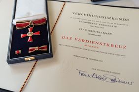 Das Verdienstkreuz am Bande des Bundesverdienstordens der Bundesrepublik Deutschland. Foto: Landeshauptstadt Düsseldorf/Melanie Zanin