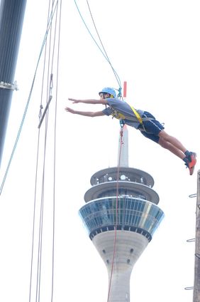 Wagemutig erklommen mit Sicherung den 10 Meter hohen Pfahl, stellten sich auf die Spitze und sprangen gesichert in die Tiefe, © Landeshauptstadt Düsseldorf/Michael Gstettenbauer