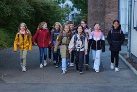 Schüler der dritten Klassen der Sternwartschule, Im Dahlacker, zu Fuß auf dem Weg zu ihrer Schule. Foto: Michael Gstettenbauer