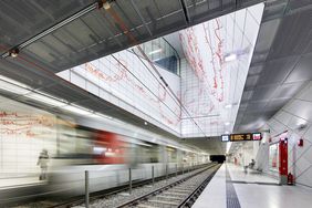 Zuverlässiger, öfter, besser aufeinander abgestimmt - ein Paket zur Verbesserung des ÖPNV geht jetzt in die politische Beratung. Das Symbolbild zeigt eine Stadtbahn im U-Bahnhof Kirchplatz. Foto: Rheinbahn