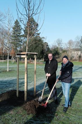 "alltours" finanziert zehn Bäume für den Hofgarten. OB Dr. Stephan Keller (links) und Willi Verhuven, Inhaber und Vorsitzender der Geschäftsführung von alltours, haben nahe der Tonhalle einen Tulpenbaum gepflanzt.