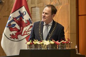 Förderpreisverleihung 2024 im Rathaus: Oberbürgermeister Dr. Stephan Keller bei seiner Rede