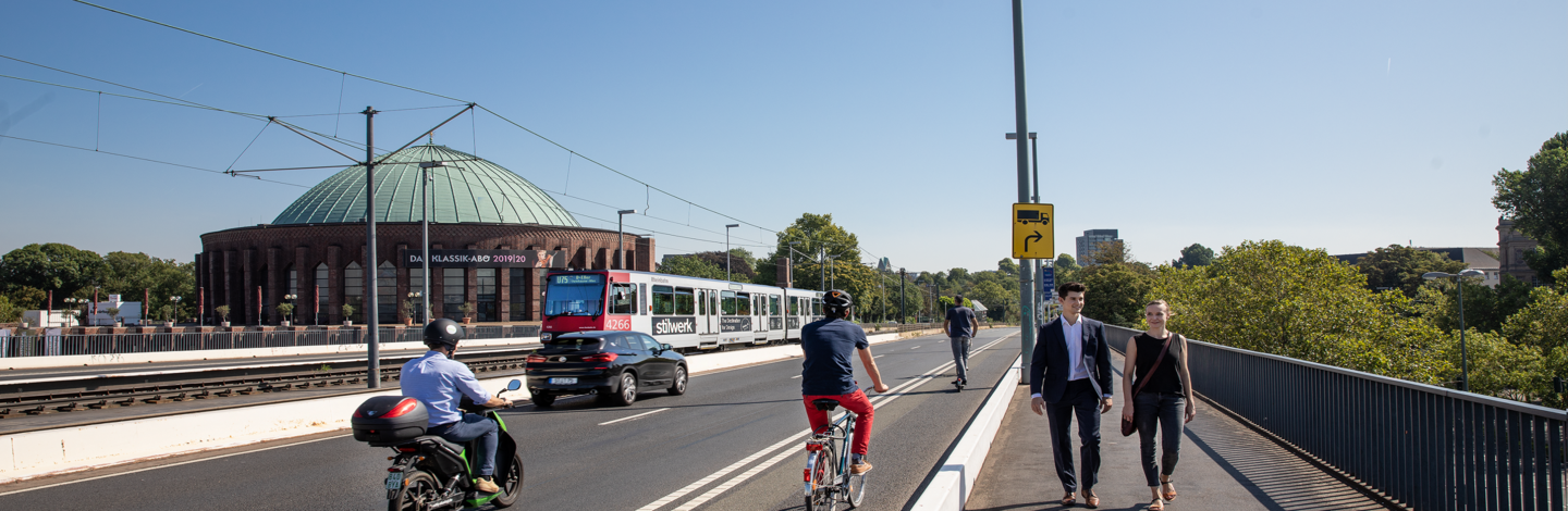 Oberkasseler Brücke mit Stadtbahn, Roller, Auto, Fahrrad, Fußgänger