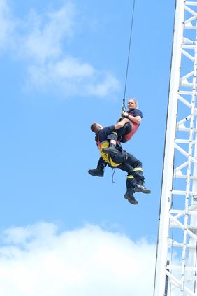 Gut gesichert seilen die Höhenretter im Rahmen der Übung die "Fahrgäste" nach unten ab.,(c)Landeshauptstadt Düsseldorf, Michael Gstettenbauer