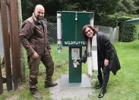 Wildparkleiter Björn Porsche und Umweltdezernentin Helga Stulgies stellen die neuen Tierfutterautomaten vor, Foto: Michael Gstettenbauer.