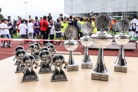 Die Siegerpokale und Fairplay-Preise stehen für die Teams bereit; Foto: Zanin