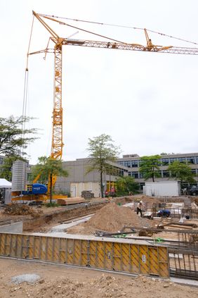 Der Erweiterungsbau am Max-Weber-Berufskolleg nimmt Konturen an; Foto: Gestettenbauer