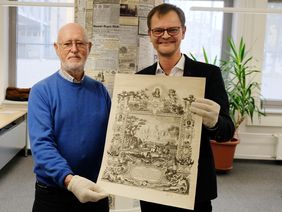 Präsentierten die neue Sammlung zur Kaiserwerther Geschichte: Franz-Josef Vogel und Stadtarchiv-Leiter Dr. Benedikt Mauer (v.l.). Foto: Wilfried Meyer