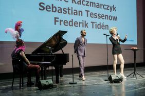 Das Düsseldorfer Schauspielhaus ergänzte die Veranstaltung mit Auszügen aus dem Liederabend "Boys don’t cry and girls just want to have fun" mit André Kaczmarczyk, Sebastian Tessenow und Frederik Tidén; Foto: Michael Gstettenbauer