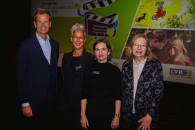 Bei der Eröffnung (v.l.): Bürgermeister Josef Hinkel, Amina Johannsen (stellv. Dienststellenleitung LVR-Zentrum für Medien und Bildung), Franziska Ferdinand (Leitung KinderKinoFest) und Ratsfrau Ursula Holtmann-Schnieder. Foto: Hannah Heimbuchner/LVR-ZMB