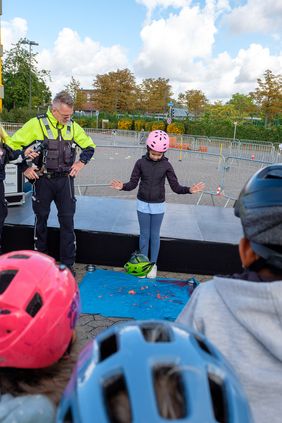 Wie wichtig der Helm beim Fahrrad-, Inliner- und Skateboardfahren sowie vielen anderen Aktivitäten ist, zeigt der eindrucksvolle Helm-Melonen-Test. Mit Helm geschieht der Melone bei einem Sturz nichts – ohne Helm ist sie verzehrfertig.