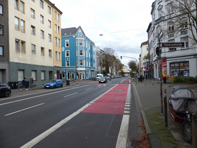 Mehr Sicherheit durch Sichtbarkeit: Die frische Radwegemarkierung auf der Oberbilker Allee ist jetzt in der dunklen Jahreszeit viel besser erkennbar.