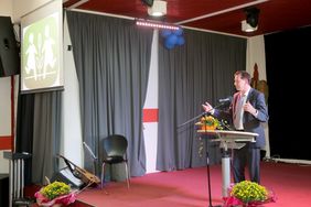 Stadtdirektor Burkhard Hintzsche bei seiner Rede zur Eröffnung des Mehrgenerationenhauses HELL-GA in Garath. Foto: Ingo Lammert