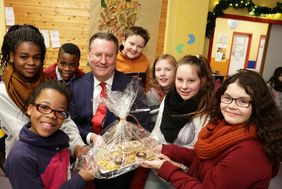 Kinder aus dem städtischen Kinderclub INFO bedankten sich mit selbstgebastelten Geschenken bei Dr. Alexander Schröder-Frerkes von der Stiftung Düsseldorfer Kinderträume für die Finanzierung der Herbstferienfahrt, Foto: Ingo Lammert.