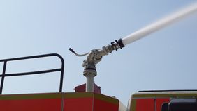 Jedes Tanklöschfahrzeug pumpt 1.600 Liter Wasser pro Minute. Foto: Amt für Kommunikation