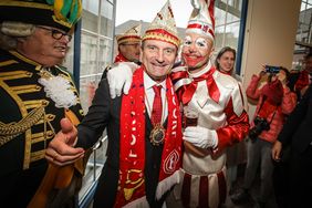 Oberbürgermeister Thomas Geisel begrüßt Hoppeditz Tom Bauer im Jan-Wellem-Saal des Rathauses