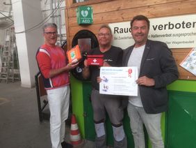 Nahmen den externen Defibrillator für die Wagenbauhalle gemeinsam in Betrieb: (v.l.) Prof. Dr. Andreas Meyer-Falcke, Heinz-Dieter Müller und Hans-Jürgen Tüllmann. Foto: Landeshauptstadt Düsseldorf