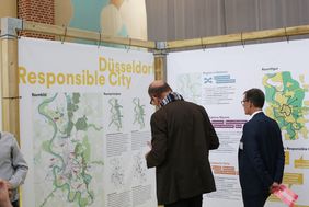 Vier beauftragte Planungsteams stellten ihre Zwischenentwürfe vor, die anschließend an den einzelnen Ständen diskutiert wurden; Foto: Lammert