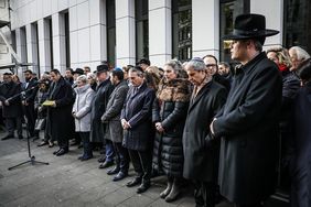 Vor der Gedenkveranstaltung zum Novemberpogrom 1938 wurde ein Kranz am ehemaligen Standort der Düsseldorfer Synagoge (Kasernenstraße/Ecke Siegfried-Klein-Straße) niedergelegt. Dort wurden ein Gebet gesprochen und eine Schweigeminute abgehalten. Foto: Melanie Zanin