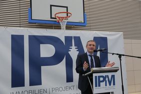 Oberbürgermeister Thomas Geisel bei der Eröffnung der neuen Zweifach-Sporthalle der Gesamtschule Stettiner Straße. Foto: Ingo Lammert