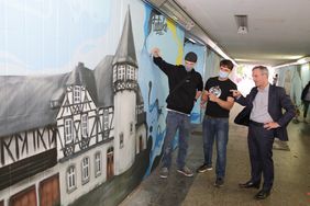 Die beiden Graffiti-Künstler Alex Weigandt und Jaroslaw Masztalerz von der Designagentur Tubuku präsentierten OB Thomas Geisel ihre Kunstaktion. Foto: Lammert
