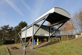 Die Benzenberg-Sternwarte steht auf dem Schulgelände des Schloß-Gymnasiums Benrath. Neben der ansässigen Schulgemeinde haben auch Viertklässler aus dem Düsseldorfer Süden Zugang, um den Himmel per Prachtteleskop zu erkunden; Foto: Lammert