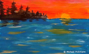 Gemaltes Bild in kräftigen Farben. Sonnenuntergang mit Boot im Vordergrund und bewaldeter Landzunge an Gewässer im Hintergrund.