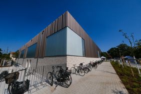 446 Schülerinnen und Schüler der Carl-Benz-Realschule und 1.059 Schülerinnen und Schüler des Cecilien-Gymnasiums können in der neuen Halle unter modernsten Rahmenbedingungen Sport treiben. Darüber hinaus dient sie zur Nutzung für den Vereinssport; © Landeshauptstadt Düsseldorf/Michael Gstettenbauer