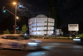 Einer der außergewöhnlichsten Orte der diesjährigen Nacht der Museen war der zehn Meter hohe aufblasbare und begehbare Nachbau des New Yorker Guggenheim Museums im Stadtteil Oberbilk. Foto: kce Marketing/Markus van Offern
