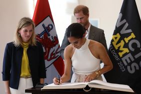 Bei seinem Besuch im Rathaus trug sich das Paar in Beisein von Staatsministerin Möller und OB Dr. Keller in das Goldene Buch der Stadt ein.