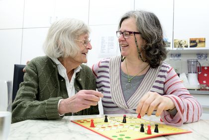 Jüngere und ältere Frau beim Brettspiel, Foto: Fotolia