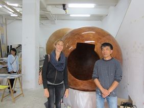 Frau Sosnowska mit Künstler Hiroyuki Masuyama bei Kunst im Hafen e.V.