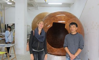 Frau Sosnowska mit Künstler Hiroyuki Masuyama bei Kunst im Hafen e.V.