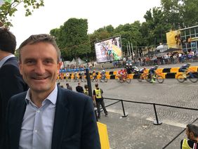Oberbürgermeister Thomas Geisel bei der Einfahrt der Fahrer der Tour de France in Paris 