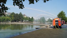 Zwei Tanklöschfahrzeuge führen dem See im IHZ-Park eine Million Frischwasser zu. Foto: Amt für Kommunikation