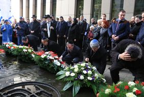 Kranzniederlegung an der Kasernenstraße (v.l.): Dr. Joachim Stamp, stellv. Ministerpräsident NRW, Landtagspräsident André Kuper, OB Thomas Geisel, Dr. Oded Horowitz, Vorsitzender Jüdische Gemeinden, und Polizeipräsident Norbert Wesseler. Foto: Ingo 