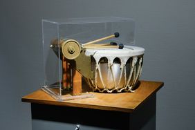 Unter anderem ist die Kurbeltrommel in der Ausstellung zu sehen; Foto: Michael Gstettenbauer