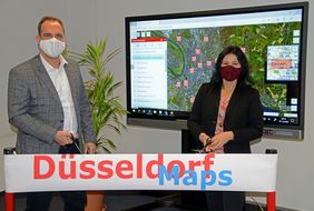 Dezernentin Cornelia Zuschke und Amtsleiter Thomas Weindel bei der symbolischen Eröffnung von "Düsseldorf Maps". Foto: Landeshauptstadt Düsseldorf