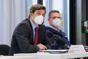 Informierten im Pressegespräch über Einzelheiten zu den Vorbereitungen von Ordnungsamt und Polizei auf das lange Wochenende: Ordnungsdezernent Christian Zaum und  Dietmar Henning, Leiter der Direktion Gefahrenabwehr und Einsatz bei der Polizei (v.l.). Foto: Michael Gstettenbauer