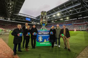 Vorfreude auf die UEFA EURO 2024 (v.l.): Manfred Abrahams, Thomas Neuhäuser, Martina Voss-Tecklenburg, Stadtdirektor Burkhard Hintzsche, Innenministerin Nancy Faeser, Michael Brill und Thomas Hußmann; Fotos: Zanin