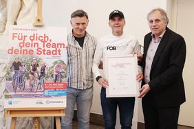 Stadtradler vom Team Kwai Jonges mit Umweltdezernent Jochen Kral und Urkunde