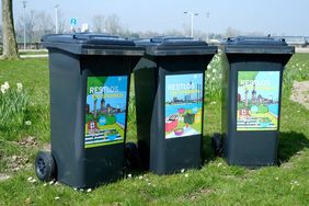 Mülltonnen mit dem bekannten Kampagnenmotiv "Restlos Entspannen"