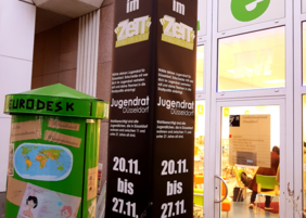 Infosäule vor dem zeTT als Hinweis zum Wahllokal im Rahmen der Jugendratswahl © zeTT