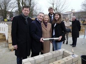 Von links nach rechts: Stadtdirektor Burkhard Hintzsche, Oberbürgermeister Thomas Geisel, Schulleiterin Sabina Fahnenbruck, Abteilungsleiter "Schulischer Hochbau" Florian Dirszus und Schülersprecherin Britta Weiskircher