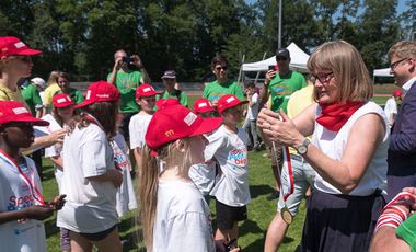 Special Petit Départ im Rather Waldstadion: Bürgermeisterin Klaudia Zepuntke bei der Siegerehrung